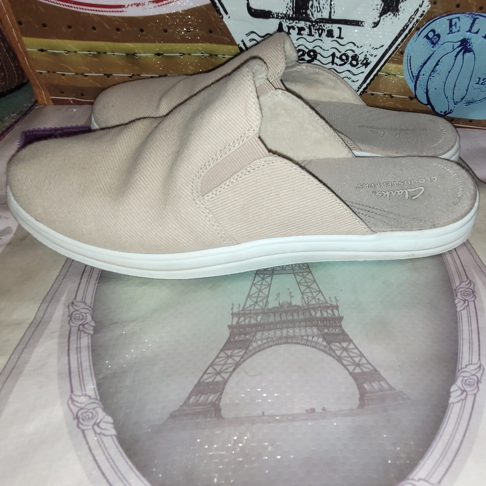 Womens Size 8 1/2 W Clarks Cloudstoppes